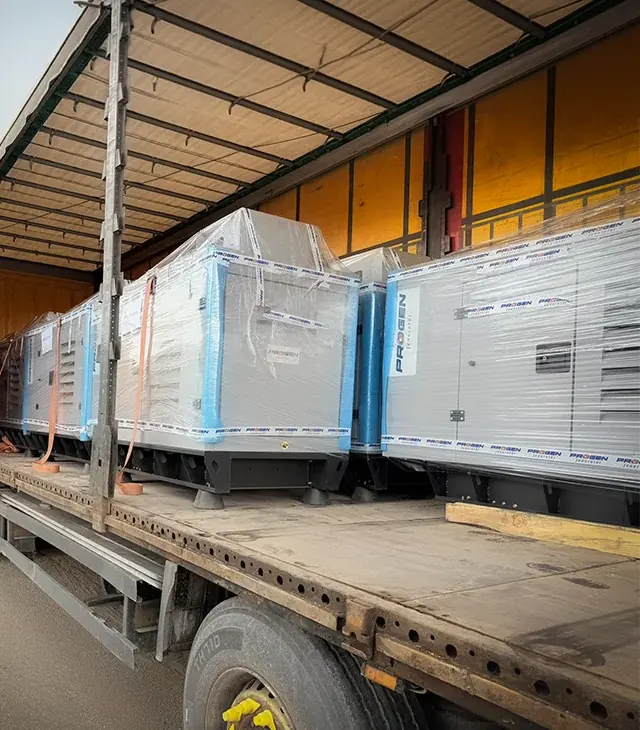 Sevkiyata hazır, ambalajlanmış PROGEN dizel jeneratör setlerinin TIR'a yüklenmesi
